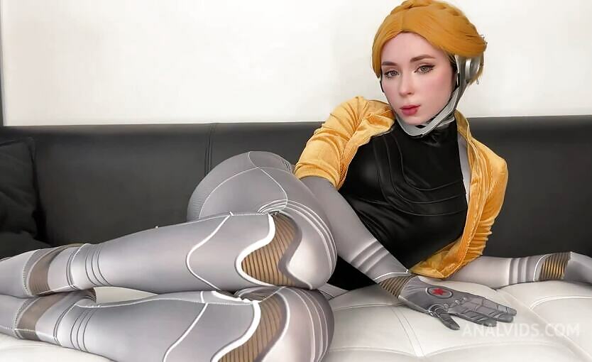 Sweetie Fox Fucks Pussy With Big Dildo And Engages In Anal Masturbation