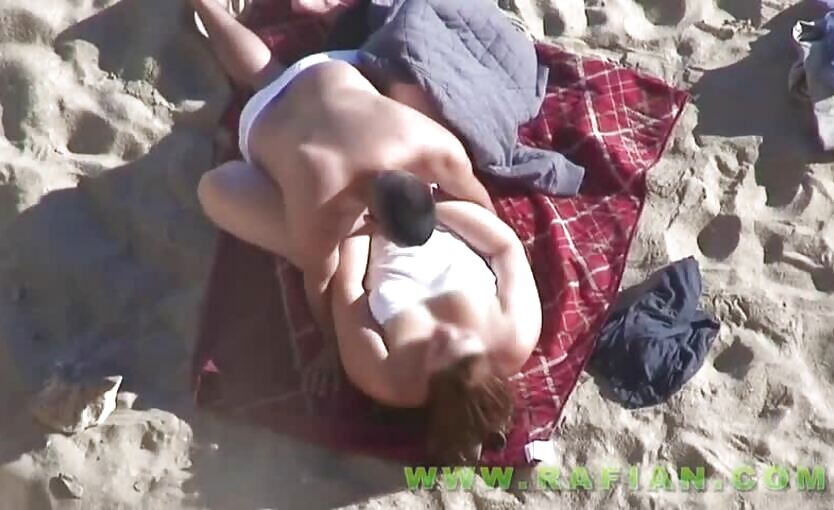 Voyeur Horny Couples On The Beach