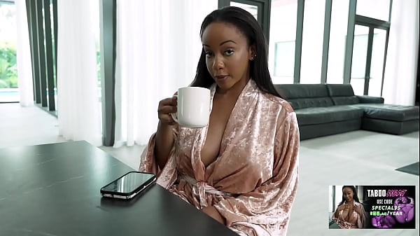 Ebony Mom With Amazing Tits Wants To Fuck Lili Starfire
